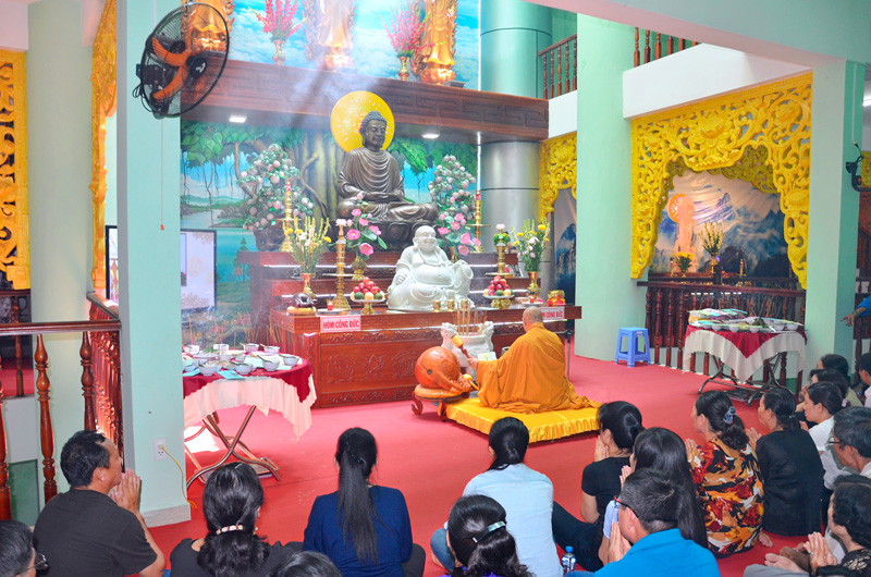 Chánh điện thờ Phật núi trung tâm Linh Hoa Tuệ Đàn