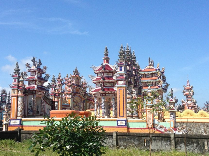 Thành phố của những ngôi mộ xa hoa An Bằng