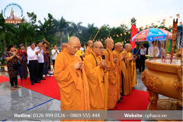 Các thầy ở công viên nghĩa trang