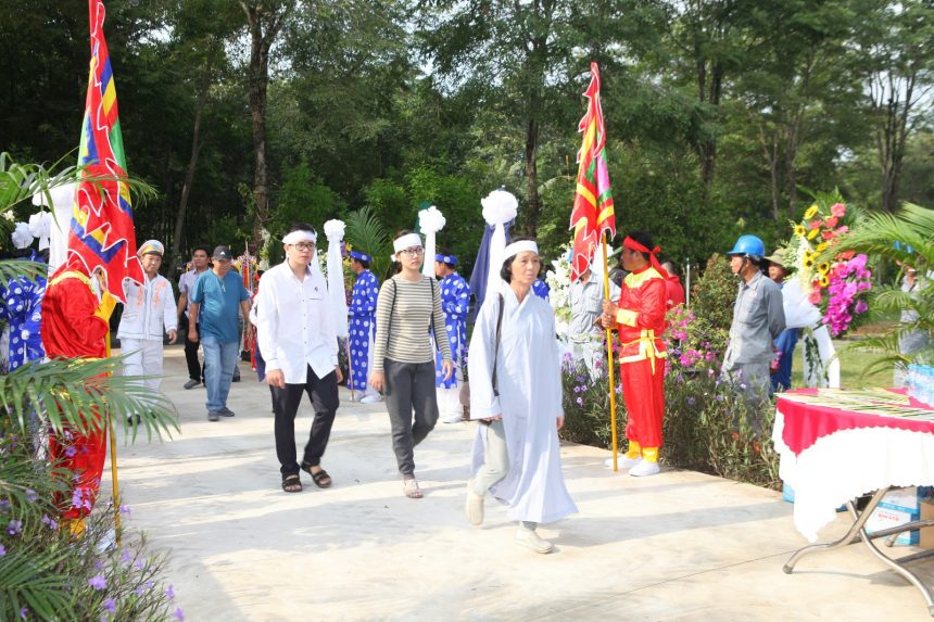 Lễ an táng NSƯT Giang Châu tại Hoa viên nghĩa trang Bình Dương