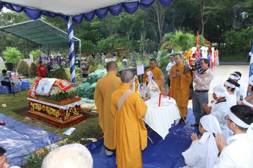 Lễ an táng NSƯT Giang Châu tại Hoa viên nghĩa trang Bình Dương