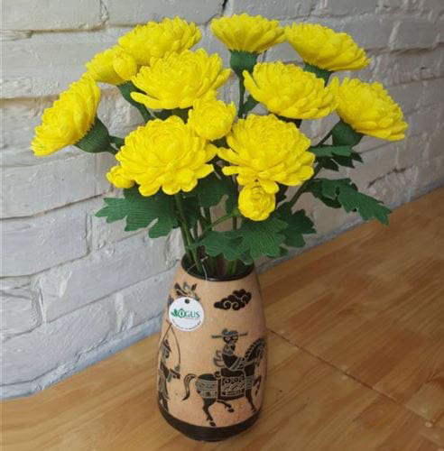 Hoa cúc vàng mang ý nghĩa tốt lành phù hợp cắm bàn thờ