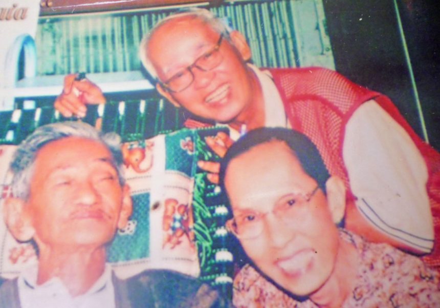 Kiên Giang (hàng sau) và vợ chồng nhà văn Sơn Nam (lúc ấy đã ngoài 80 tuổi)