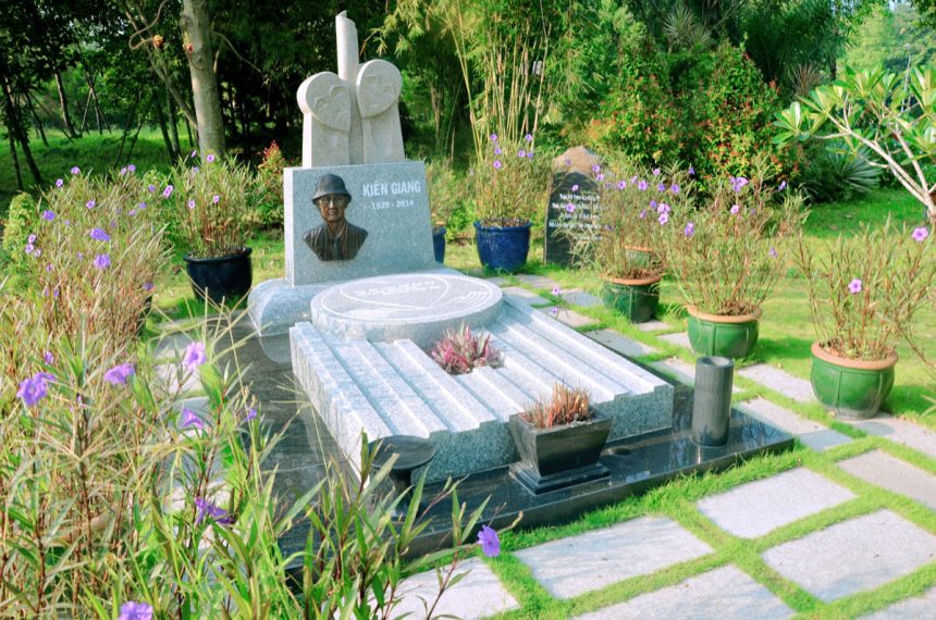 Phần mộ của nhà thơ Kiên Giang ngay cạnh phần mộ của nhà văn Sơn Nam