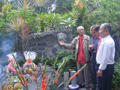 Nhà thơ Kiên Giang về thăm mộ người bạn tri kỷ
