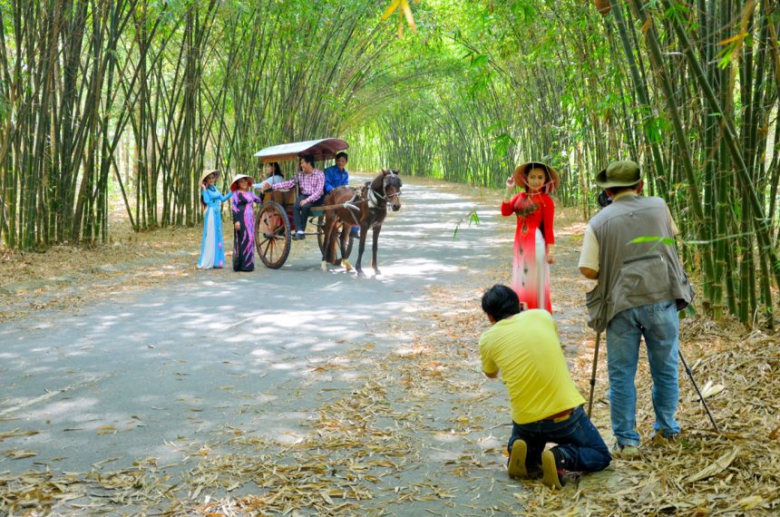 Không ít khách và các nghệ sĩ đến đường tre Thiên Thai để tham quan, chụp ảnh