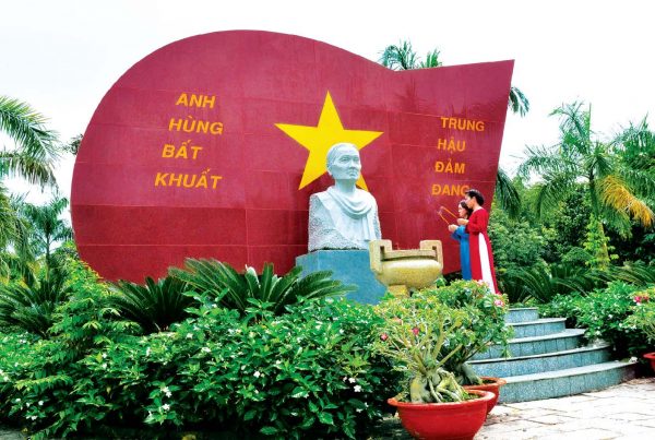 Viếng khu mộ mẹ Việt Nam anh hùng