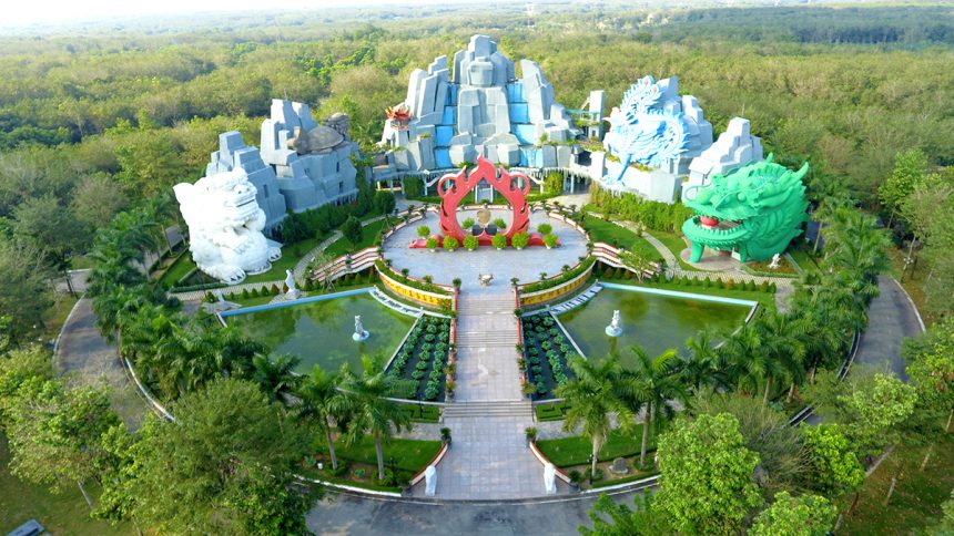 Núi Linh Hoa Tuệ Đàn nằm tại vị trí trung tâm có phong thủy tốt, đỡ đầu cho các khu mộ xung quanh.