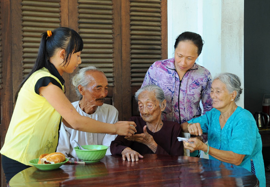 Lòng hiếu thảo của con cháu chính là món quà lớn nhất đời cha mẹ. (Ảnh minh họa).
