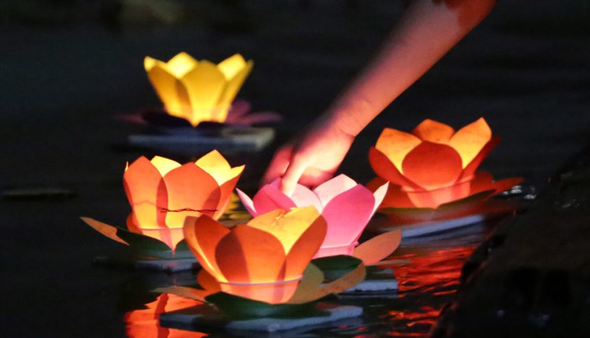 Tập tục thả đèn lồng xuống các con sông như để dẫn đường cho hồn ma trở về cõi âm.