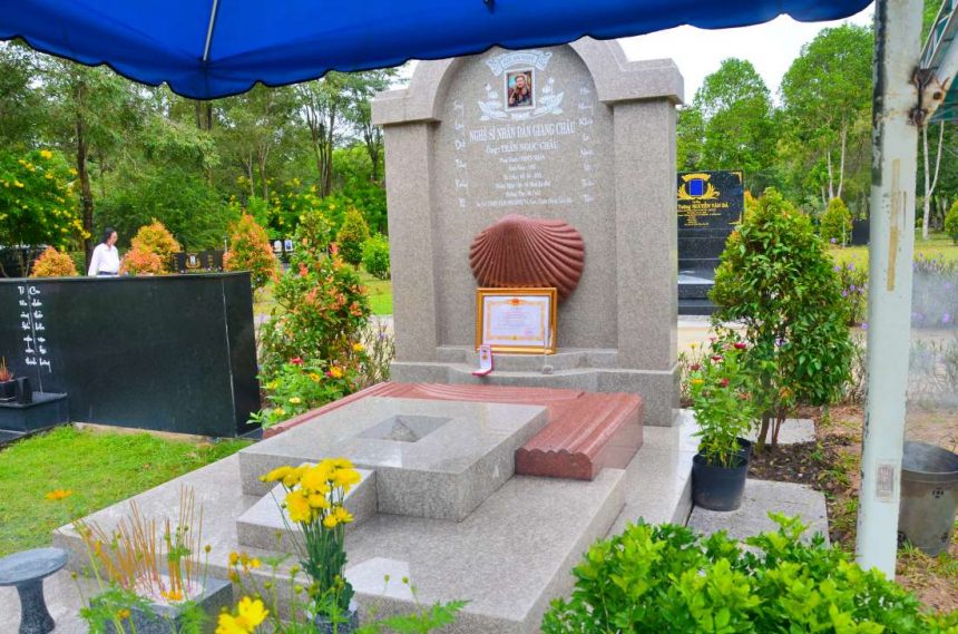 Lễ tạ mộ - hoàn thiện sân khấu mới của NSND - NSƯT Giang Châu