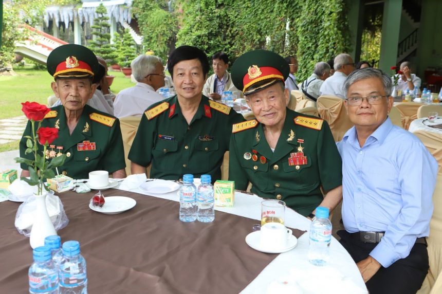 Đại tá tình báo Quân đội Nhân dân Việt Nam Nguyễn Văn Tàu (Tư Cang - thứ 3 từ trái sang) ở một sự kiện tại Hoa Viên nghĩa trang Bình Dương