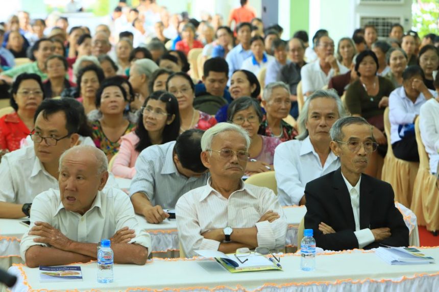 Thầy thuốc ưu tú - lương y Lê Hưng (ngoài cùng bên phải) lắng nghe chia sẻ từ đồng nghiệp..