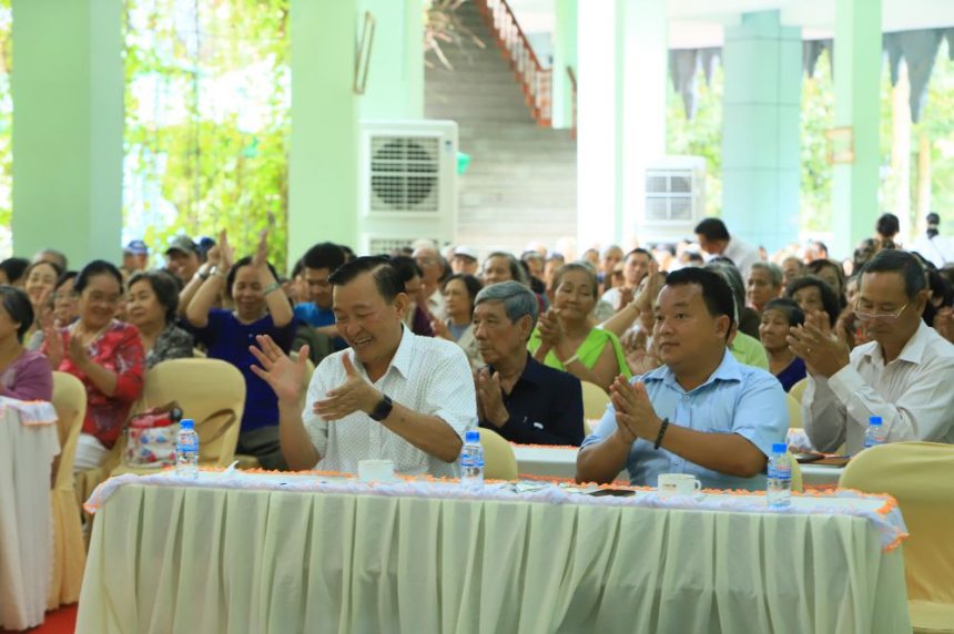 Ông Nguyễn Văn Thiền (trái) - Chủ tịch hội đồng quản trị Cty Cổ phần Đầu tư Xây dựng Chánh Phú Hoà cũng đến dự buổi tư vấn.