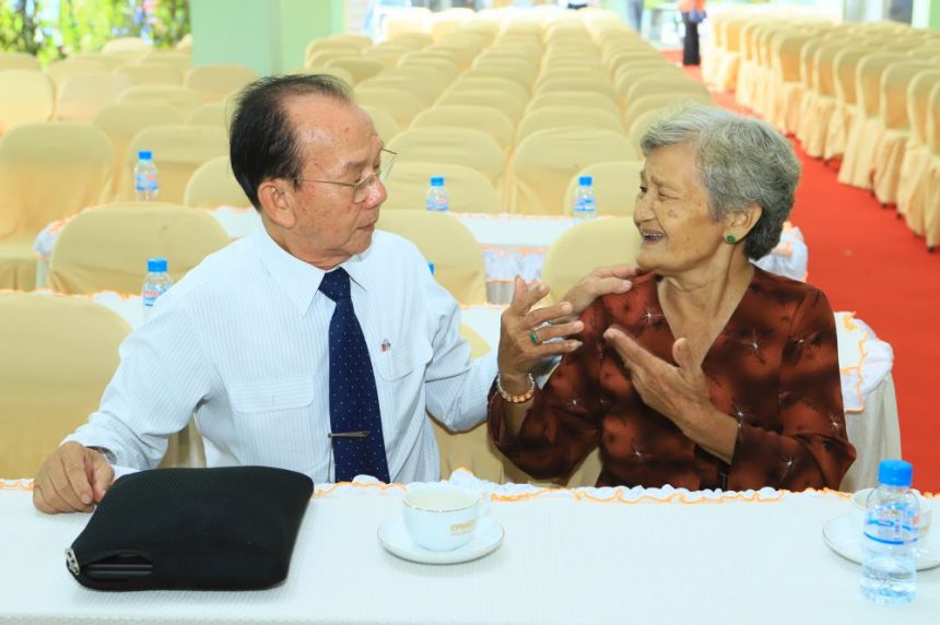 Sau buổi tư vấn PGS.TS. Bác Sĩ Nguyễn Văn Cư cũng đã trao và ký tặng sách chuyên đề chăm sóc sức khoẻ cho người cao tuổi cũng như tư vấn thêm cho những người cao tuổi có nhu cầu