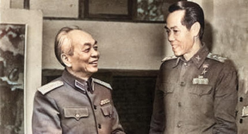 Đại tướng Võ Nguyên Giáp trò chuyện với Thiếu tướng tình báo Phạm Xuân Ẩn