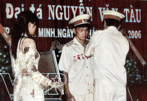 Đại tá Nguyễn Văn Tàu được trao tặng danh hiệu Anh hùng lực lượng vũ trang nhân dân năm 2006
