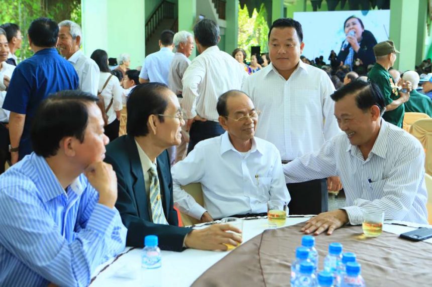 Lãnh đạo cty cổ phần đầu tư xây dựng Chánh Phú Hoà cùng với lãnh đạo tỉnh Bình Dương, lãnh đạo điạ phương trò chuyện trước buổi lễ