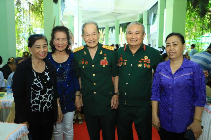 Đại tá Nguyễn Văn Tàu (Tư Cang) thăm hỏi và chụp ảnh cùng các đồng đội cũ.
