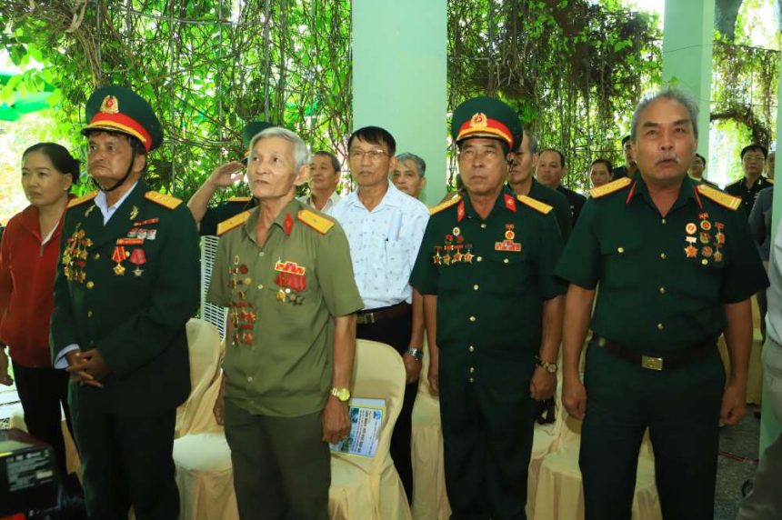 Phút chào cờ nghiêm· trang và mặc niệm tưởng nhớ đến các chiến sĩ đã hy sinh
