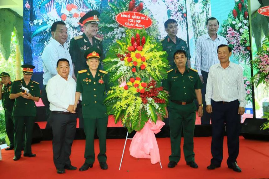 Đại diện Tổng cục tình báo quốc phòng (Tổng Cục II) và lãnh đạo Công ty cổ phần đầu tư xây dựng Chánh Phú Hòa tặng hoa chúc mừng buổi họp mặt
