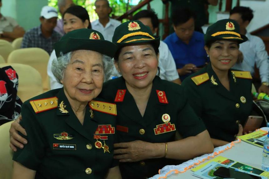 Anh hùng LLVT nhân dân Thượng úy Nguyễn Thị Mỹ Nhung (bí danh Nguyễn Thị Yên Thảo - Tám Thảo, bên trái) cùng đồng đội .