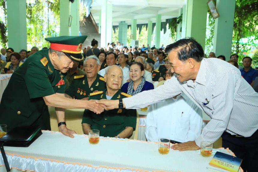 Đại tá Nguyễn Văn Tàu bắt tay thăm hỏi ông Nguyễn Văn Thiền Chủ tịch hội đồng quảng trị cty cổ phần đầu tư xây dựng Chánh Phú Hoà