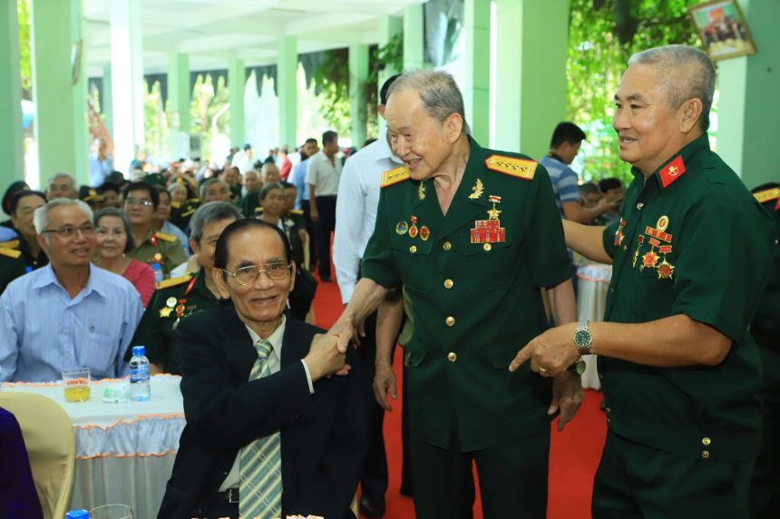 Đại tá Nguyễn Văn Tàu, Anh hùng lực lượng vũ trang nhân dân, nguyên phó chính ủy Phòng Tình báo Miền, thăm hỏi ông Nguyễn Minh Đức (ngồi) nguyên Bí thư Tỉnh ủy Bình Dương tại buổi họp mặt.