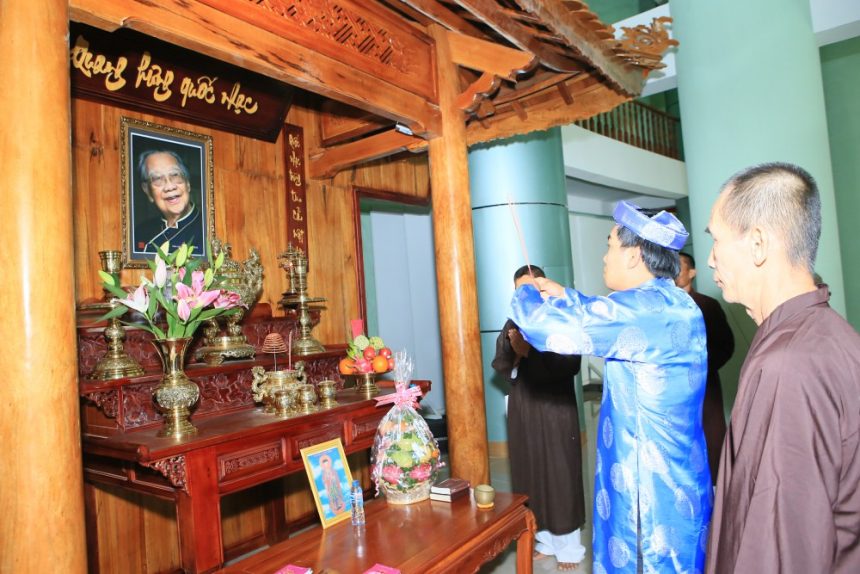Diễn giả văn hóa Hồ Nhựt Quang-vốn là học trò của GS-TS Trần Văn Khê dâng hương tưởng niệm tại gian thờ Giáo sư ở Linh Hoa Tuệ Đàn.