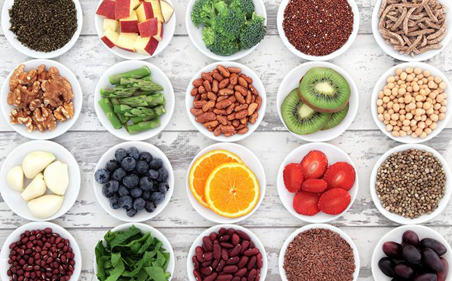 Thực phẩm giúp tăng cường hệ miễn dịch bao gồm rau xanh, các sản phẩm từ sữa, quả kiwi, chanh và cam, cũng như các loại hạt như hạnh nhân và hạt điều chứa nhiều vitamin và chất chống oxy hóa.
