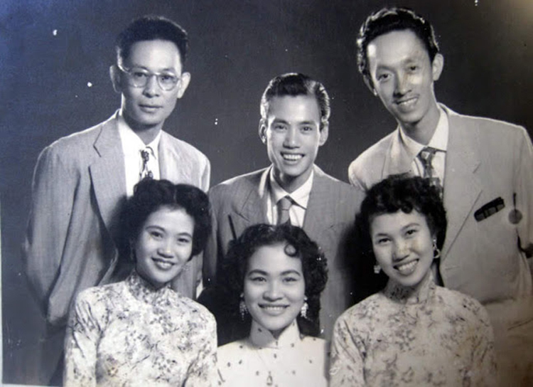 Thái Thanh bên các thành viên của hợp ca Thăng Long, gồm: nhạc sĩ Phạm Duy (trái, hàng trên) - anh rể, nhạc sĩ Phạm Đình Chương (giữa) - anh trai, Phạm Đình Viêm - anh trai, ca sĩ Thái Hằng (trái, hàng dưới) - chị gái và ca sĩ Khánh Ngọc (giữa) - chị dâu.