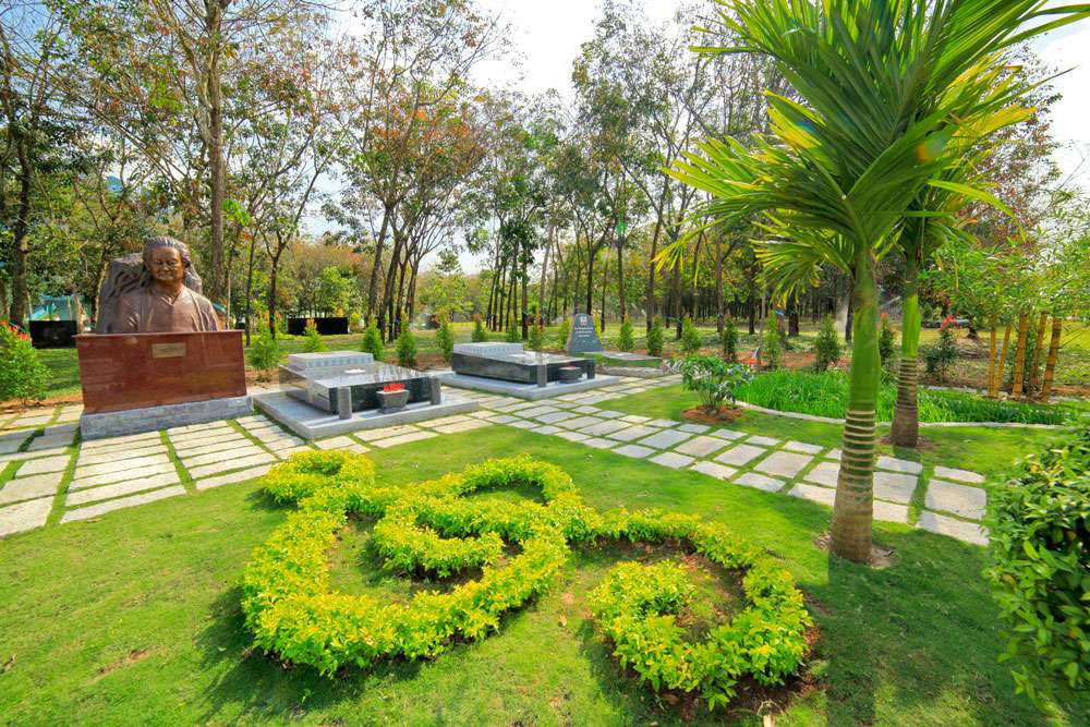 Vườn mộ của Nhạc sĩ Phạm Duy tại đường Nghệ Sĩ, Hoa viên Nghĩa trang Bình Dương