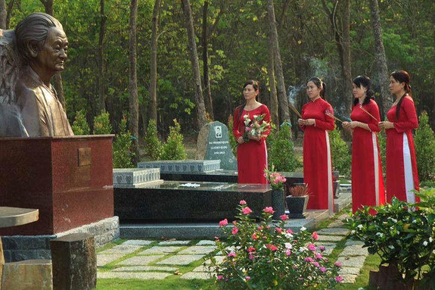 Vườn mộ của Nhạc sĩ Phạm Duy tại đường Nghệ Sĩ, Hoa viên Nghĩa trang Bình Dương