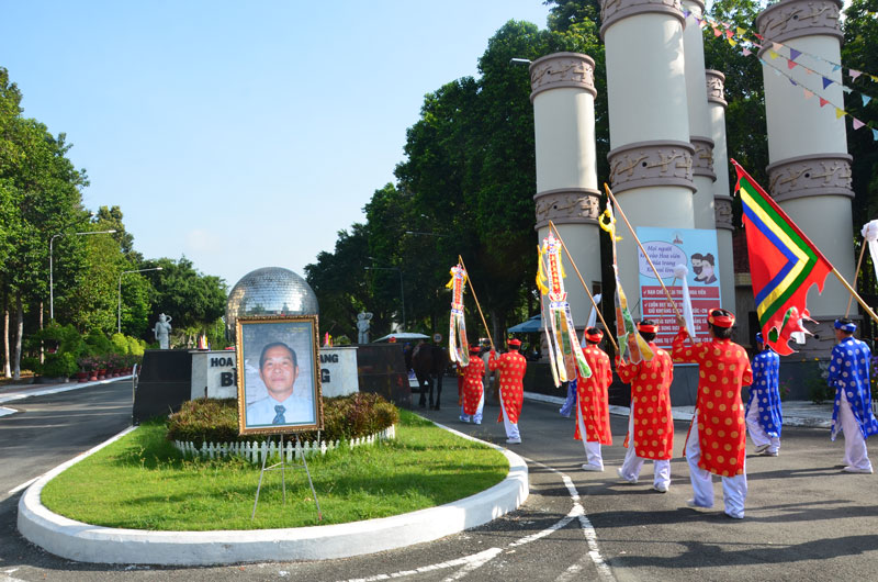 Đoàn nhạc lễ đưa linh cửu nhà báo Tần Nguyên vào cổng Hoa Viên nghĩa trang Bình Dương