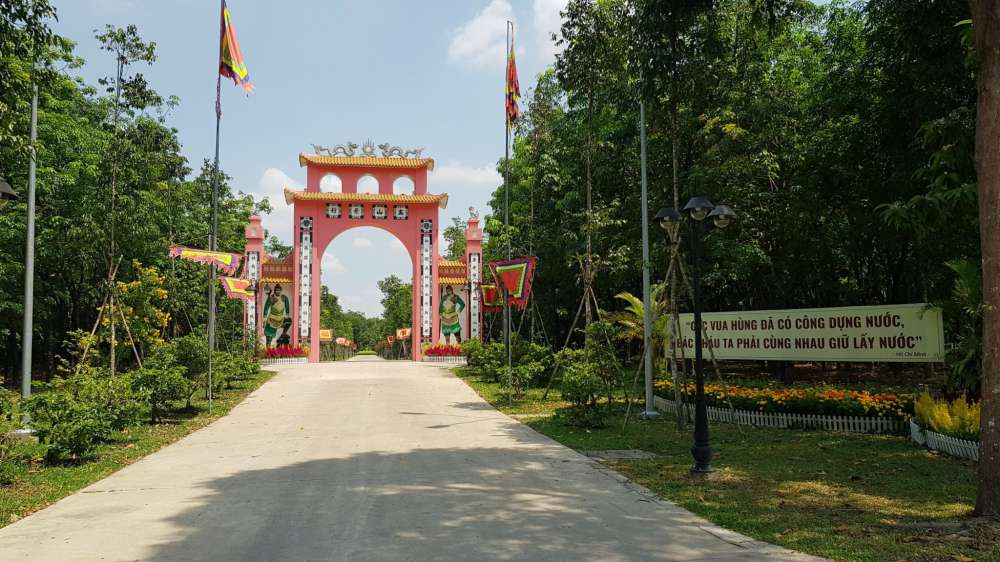 Cổng vào Đền Hùng Hồn Việt
