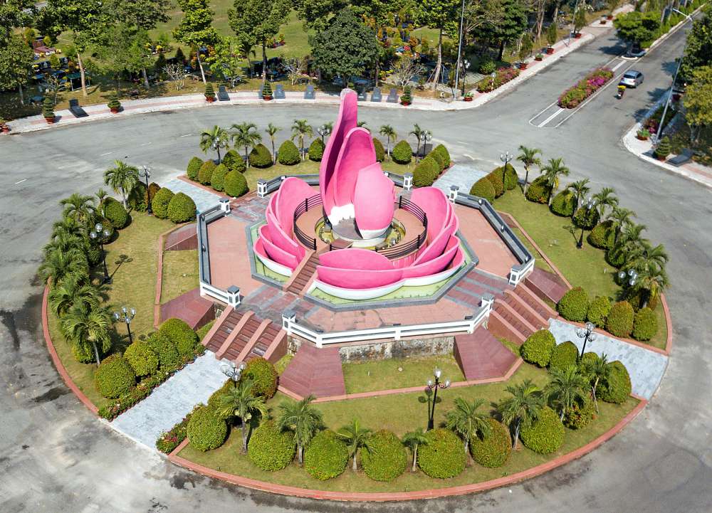 Vĩnh Hằng Đài, biểu tượng chính của Hoa viên Nghĩa trang Bình Dương