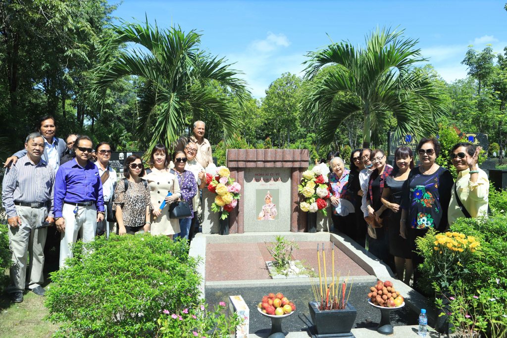  Viếng thăm mộ phần NSUT Thanh Sang
