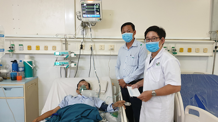 Bệnh nhân Bùi Ngọc Hải cùng Bác sĩ Trọng và ông Trần Phú Khánh Hoa Viên nghĩa trang Bình Dương (Từ phải sang trái)
