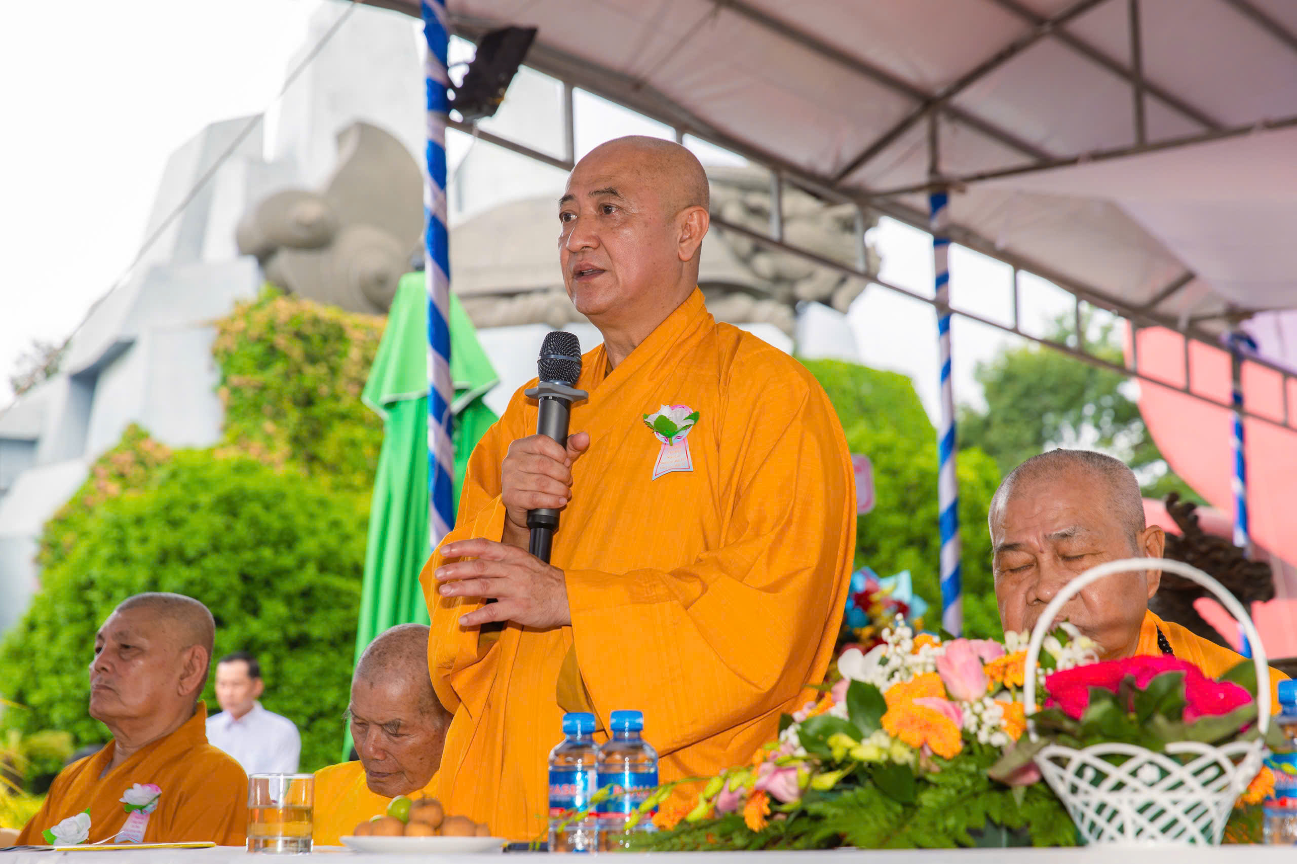 Khoảnh Khắc Đẹp Tại Đại Lễ Vu Lan 2025 Hòa thượng Thích Huệ Thông, Phó Chủ tịch Hội đồng Trị sự, Trưởng ban Pháp chế Trung ương phát biểu chứng minh Đại lễ Vu Lan 2025