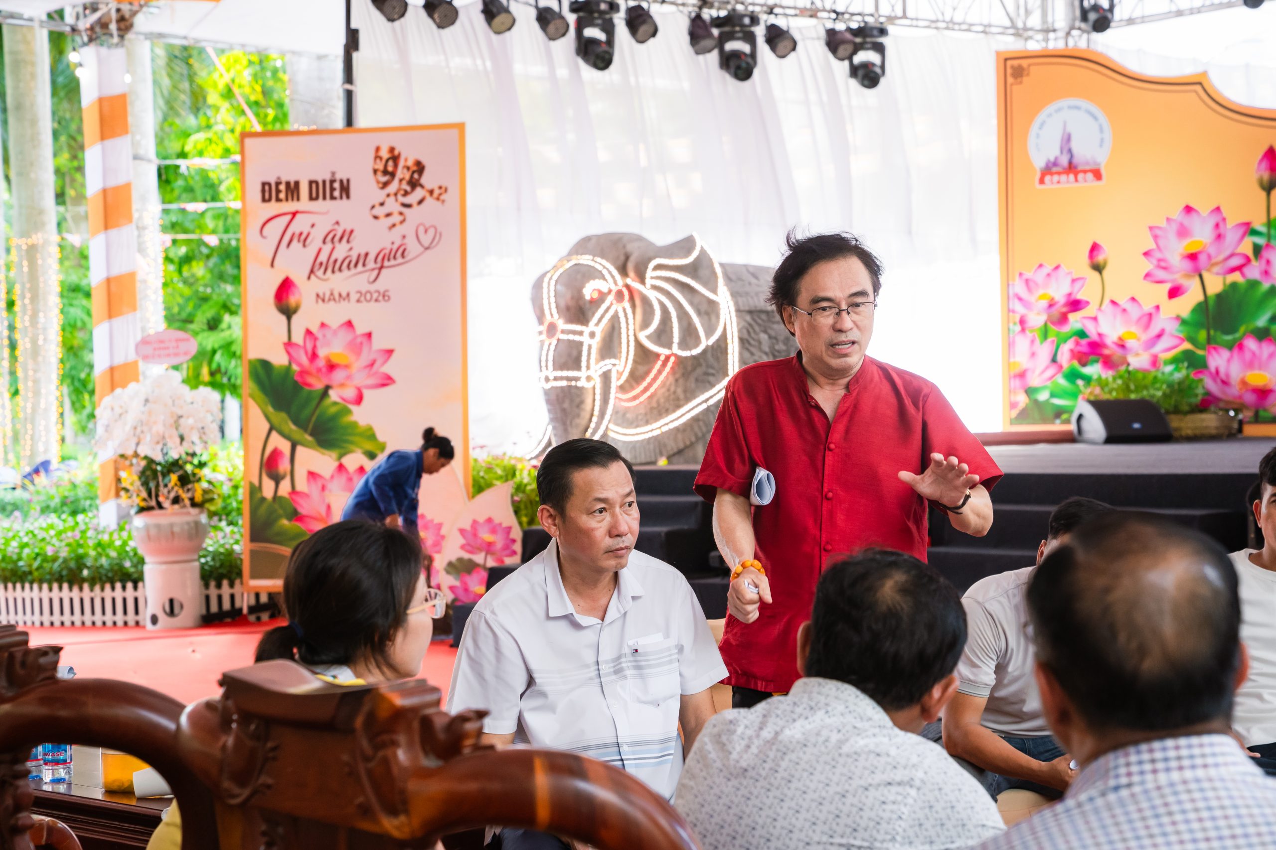 HAI ĐÊM NGỦ LẠI HOA VIÊN – TÔI ĐI GIỮA HAI BỜ CỦA MỘT KIẾP NGƯỜI